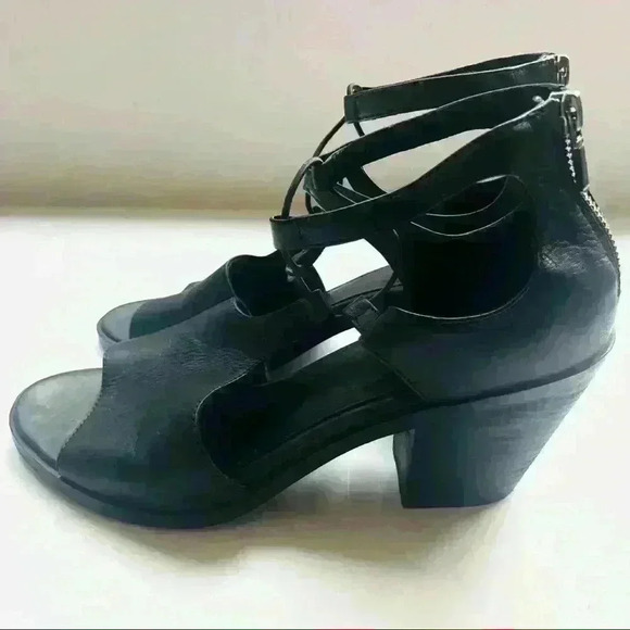 Eileen Fisher Doe Strappy Block Heeled Sandals - Picture 4 of 9